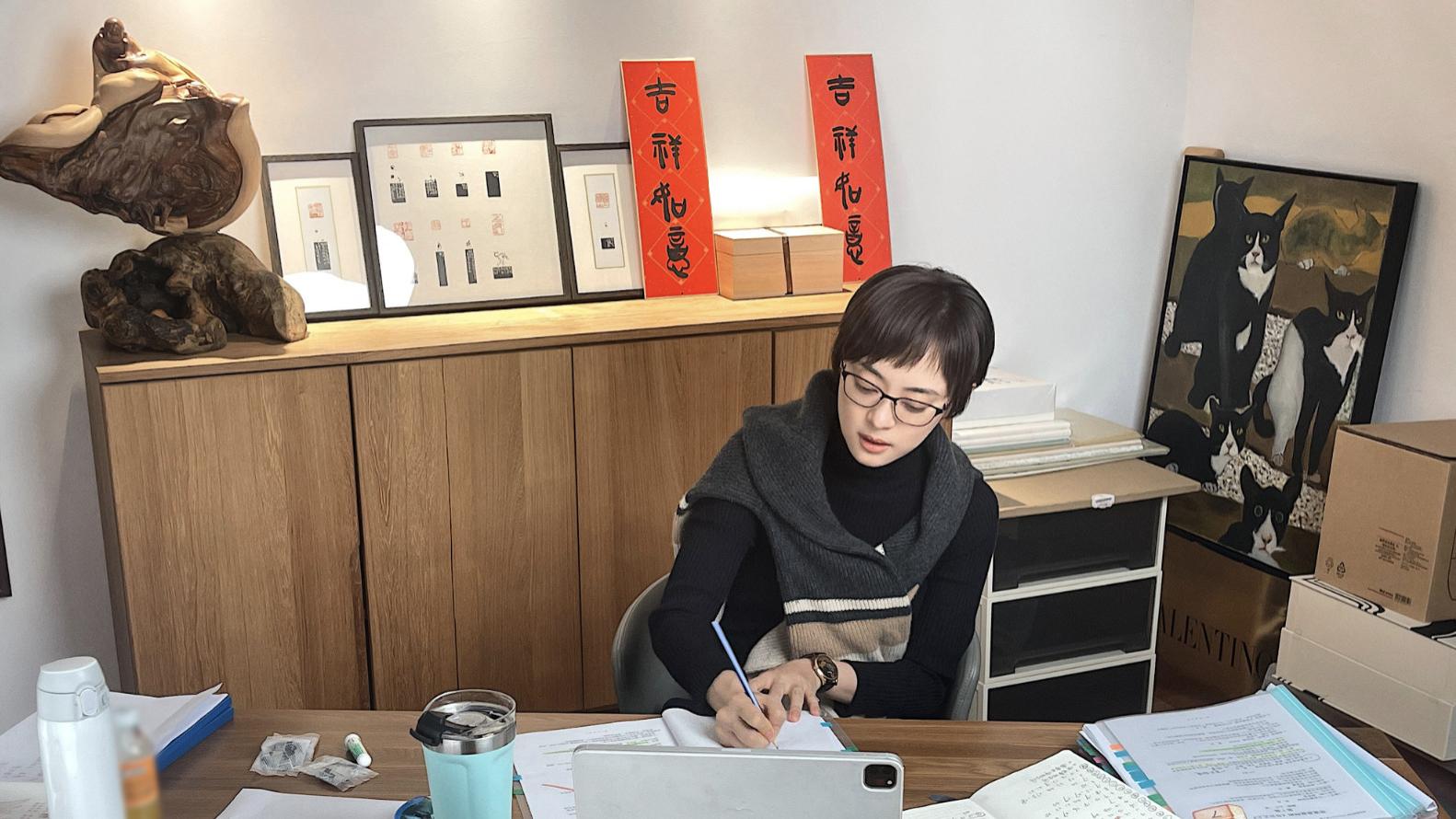 孙俪|孙俪自曝将进组拍戏，研究台词本超认真，办公室内景曝光古色古香