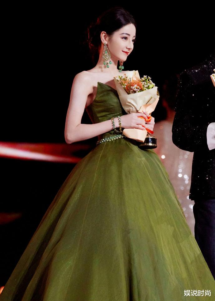 微博之夜:杨幂穿上最美的裙装!迪丽热巴成童话公主!娜扎惊艳