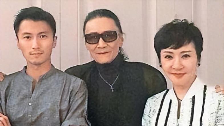 谢霆锋花巨资退出了加拿大国籍，回国只为捞金的蒋大为终于落马