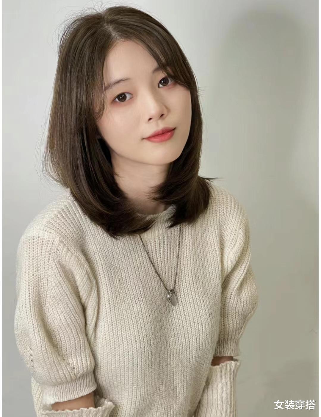 2024年“锁骨发”火了！四、五十岁的你不剪一次，都不知道多洋气显年轻