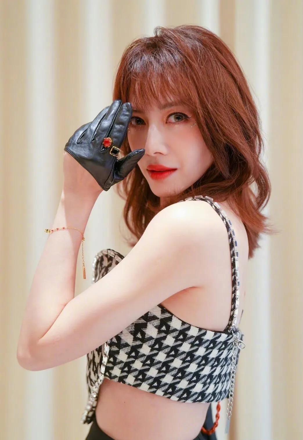 徐怀钰|徐怀钰开撕贾静雯?不顾还在录制期发文暗讽?