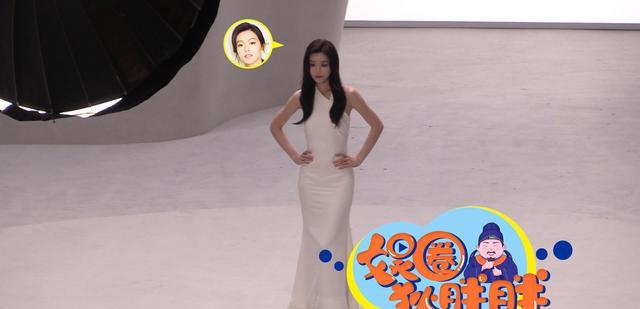 文咏珊被曝在机场吼路人很没礼貌穿白色鱼尾裙拍广告气场十足