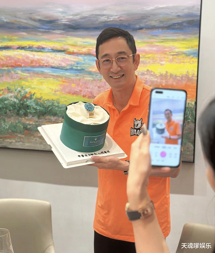 吴启华|港星吴启华在富婆家中庆生，整桌茅台好阔气，和美女合影紧张搓手