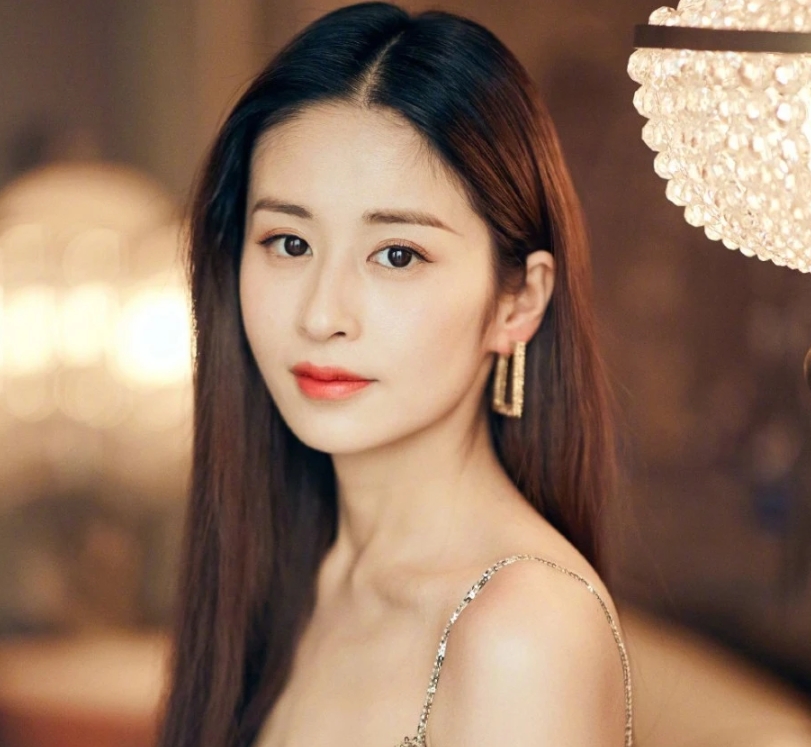 颖儿穿5岁女儿衣服秀身材,满柜衣服都是大牌,吊牌甚至都没剪