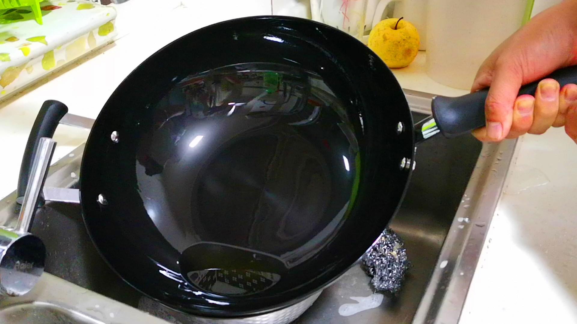 |為啥剛炒完菜不能用水沖鐵鍋？要不是大廚提醒，差點(diǎn)犯了大錯！