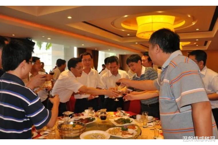 你请领导吃饭被问“还请了谁”时,别这样回答,否则根本约不出来