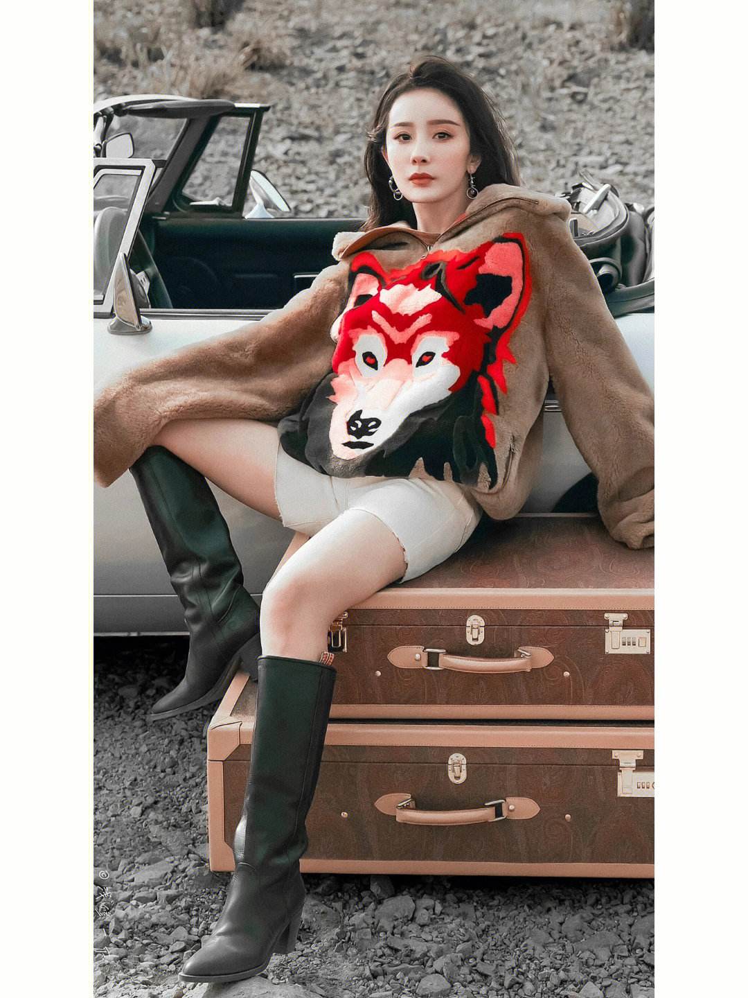 杨幂|36岁杨幂工作太努力!满腿斑点略显憔悴,单飞后个人状态大不如前