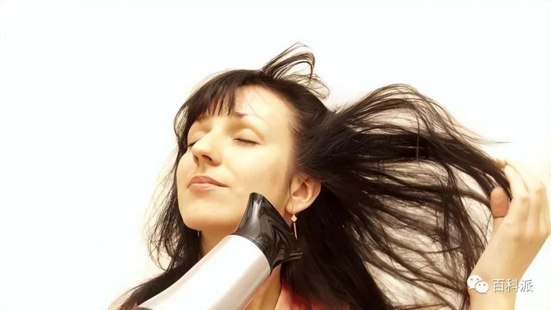 当我们洗完头，是选择吹干头发，还是自然晾干呢？这里告诉你答案
