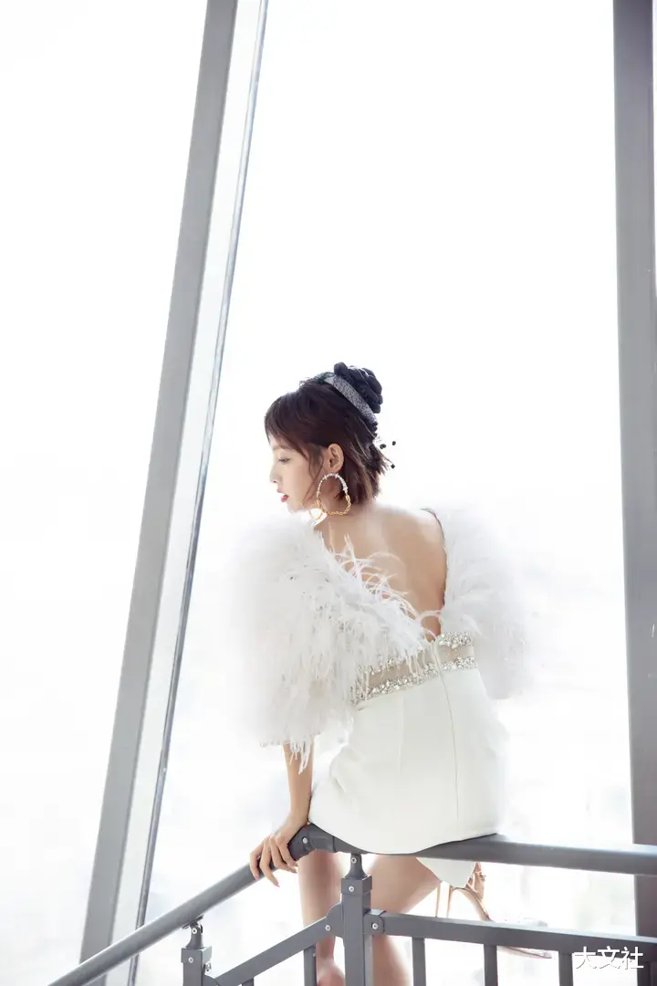 碎花裙 张嘉倪穿碎花裙海边凹造型，完美身材哪像俩娃的妈？