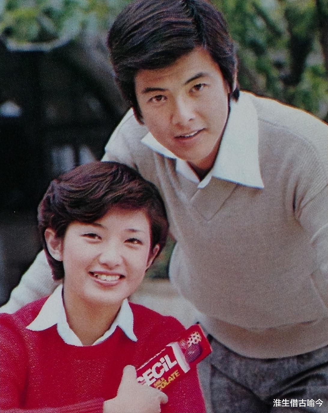 64岁山口百惠穿羽绒服身材臃肿,71岁三浦友和高大帅气,仍旧甜蜜