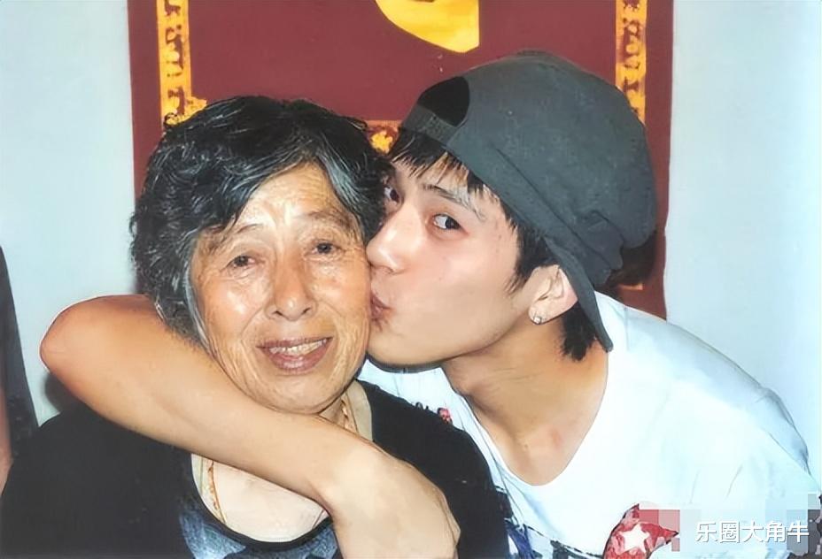 井柏然:出生28天遭弃,60岁奶奶捡废品养大他,爆红后父母来认亲
