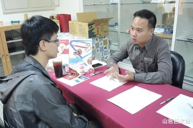 农村父母省吃俭用，终于供出985大学生，如今却成为全村“笑话”