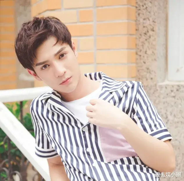 古力娜扎与小鲜肉疑似同居，两人相识多年，男方爱拍性感床照