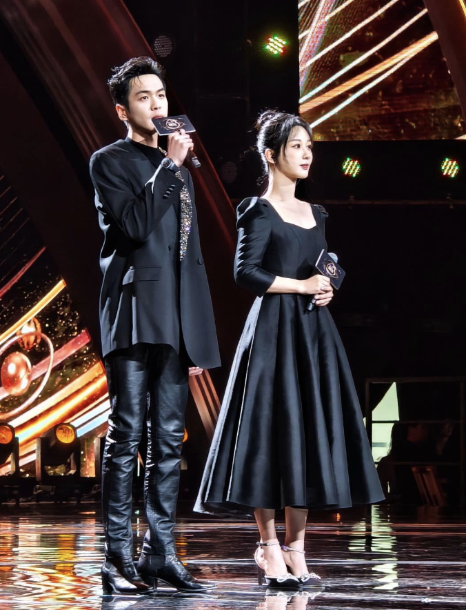 胡歌|微博之夜经典名场面超全汇总！胡歌刘亦菲获King和Queen惹网友不满