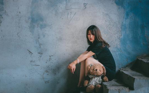 半夜走廊里传来小孩嬉笑声，透过猫眼我看见刘叔死去多年的孙女