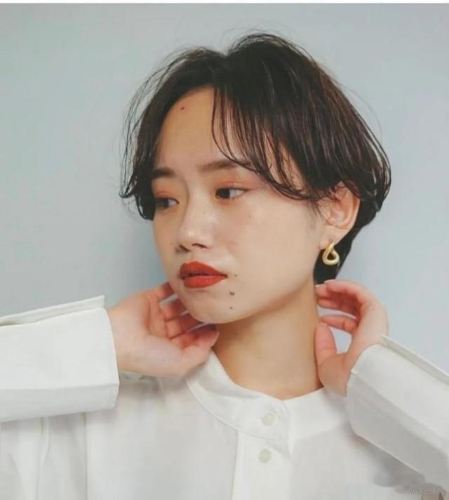 烫发 宋慧乔带火的“挂耳烫发”，很适合四五十岁的女人，时尚又减龄！