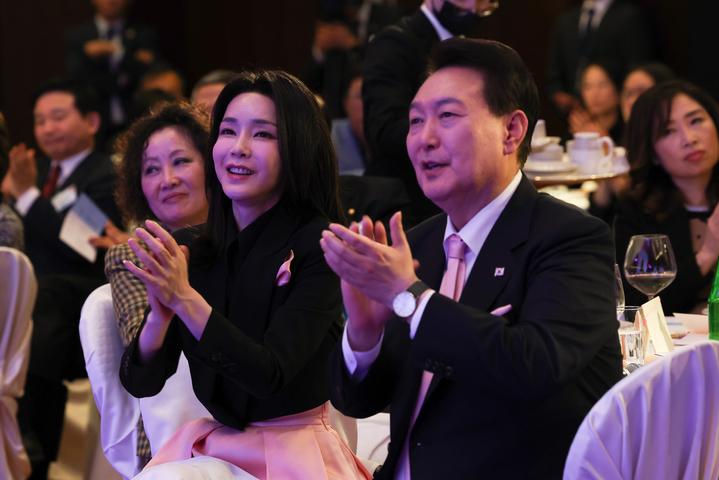 美甲 韩国夫人新年出访变“时装秀”?一天换4套美出圈,到瑞士又放招