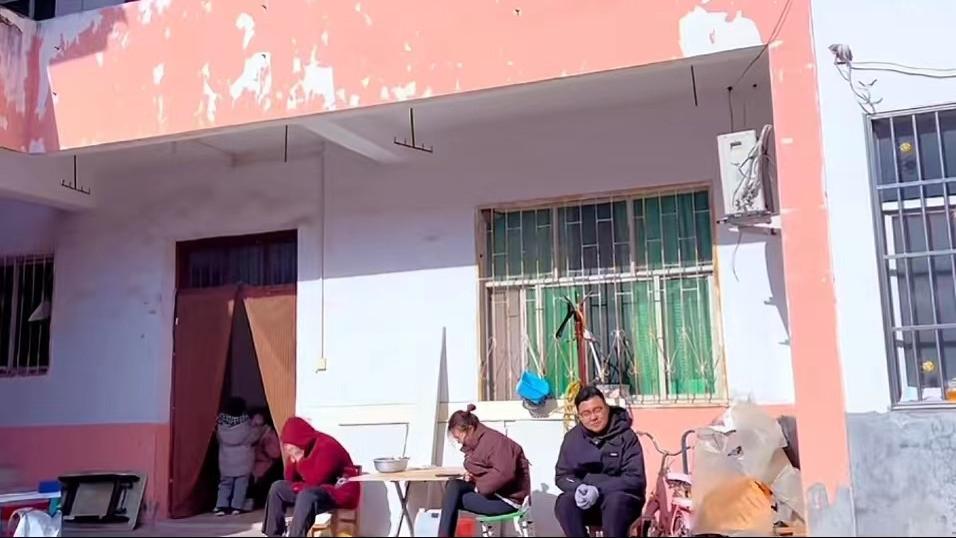 不忘初心？许敏亲儿媳田静晒大棚干活画面，老公郭威与家人晒太阳