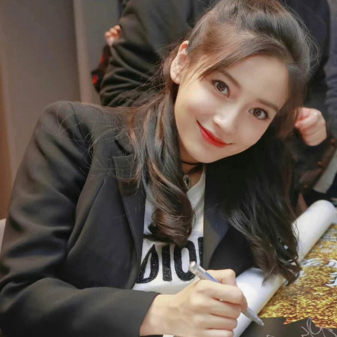 34岁杨颖带娃现身机场！被拍后表情惊恐，身材抢眼皮肤白皙显年轻