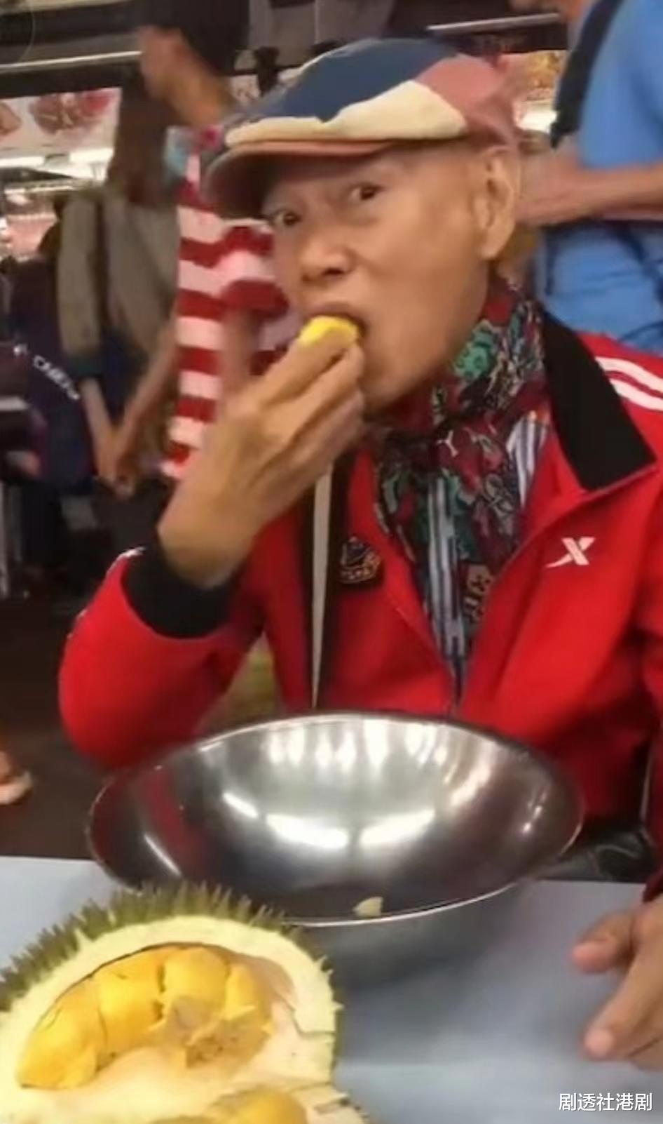 自称怪人!知名港星盛夏穿外套加围巾,现身国外街头与旁人反差大