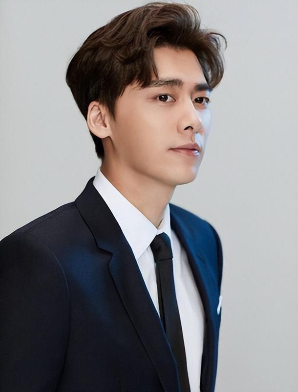 李易峰嫖娼消失八个月后,刘璇老公首次透露他的近况,评论区吵翻