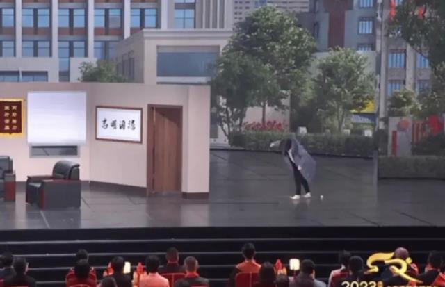 春晚|央视春晚《坑》:沈腾麦掉了,马丽鞋跟掉了,羽绒服的毛满天飞!