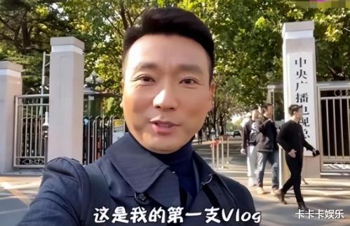 央视主持人康辉：坚持丁克恩爱有加，却在48岁时直言后悔当初选择