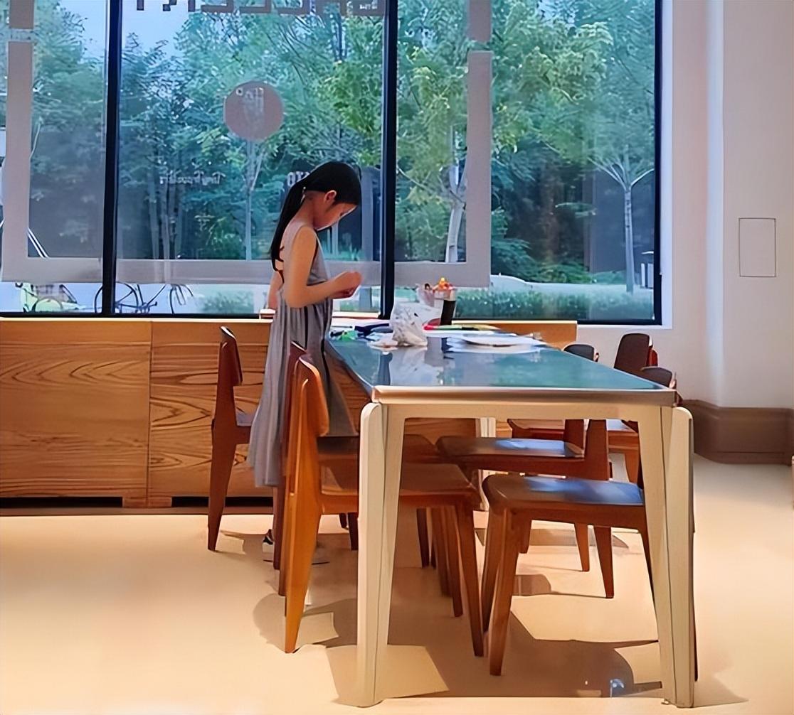 张梓琳久违晒二胎女儿,妹妹露正脸和爸爸聂磊好像,混血感十足