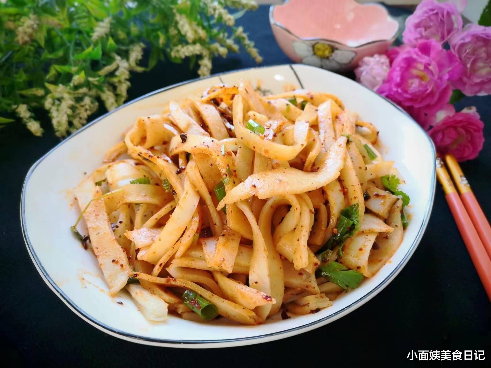 凉皮|一碗面粉倒开水里,做出来纯手工烫面凉皮,省时省力,劲道爽滑