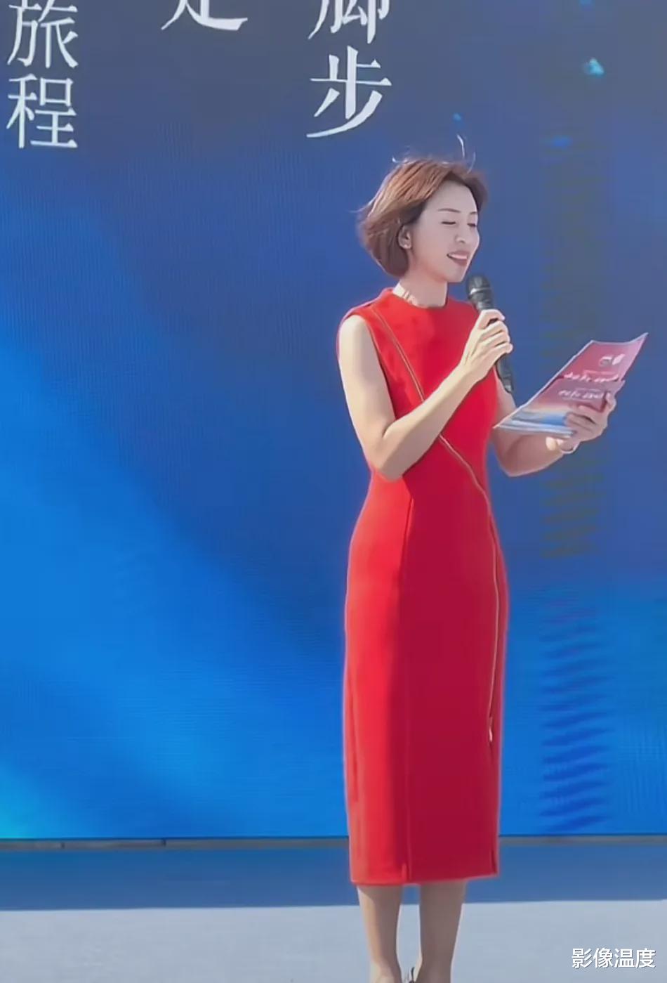 45岁欧阳夏丹山东近况曝光:中国红裙子太美了,多个网友疯狂作诗表白