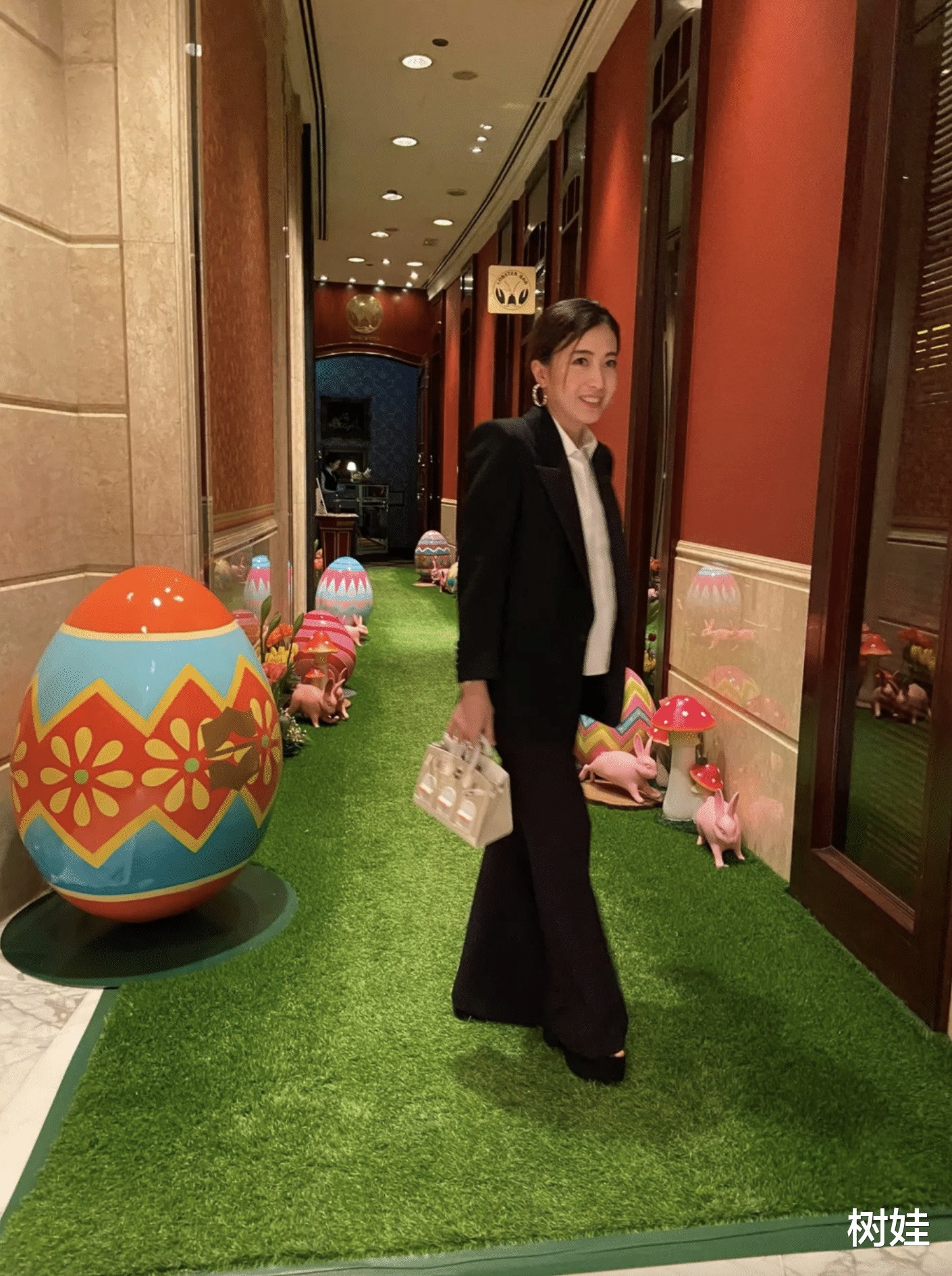 甘比|甘比晒小女儿视觉照,身着黑西装干练有范儿,手上包包价值250万