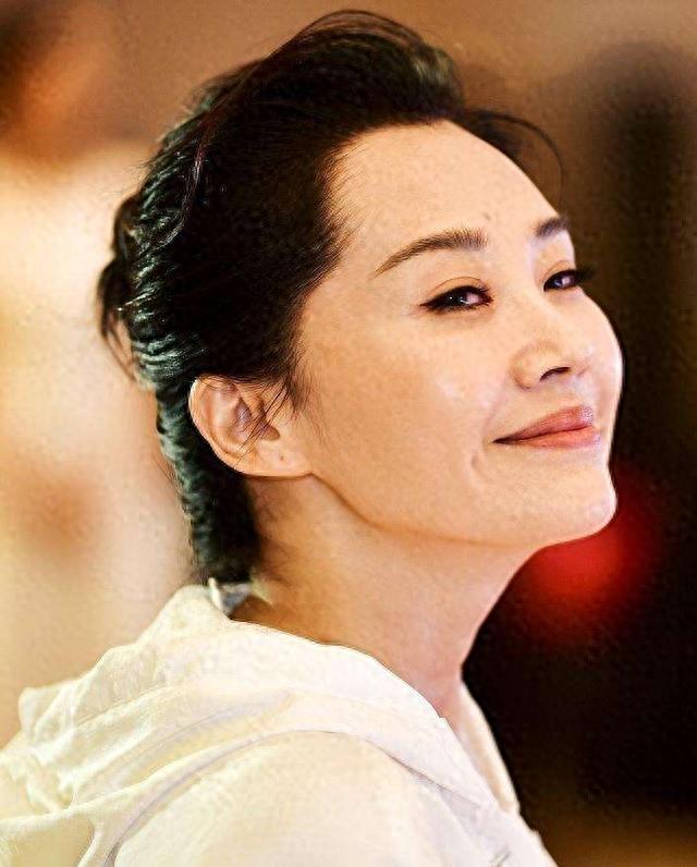 54岁丰腴迷人，“风流成性、老少通吃”一生撩男无数却至今单身