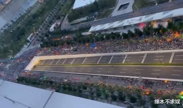 TFBOYS西安演唱会：王俊凯王源发福，易烊千玺爱打扮，身材抢镜！