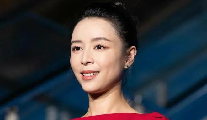 余景天|24小时6个瓜,余景天陷入接机风波,黄子韬直播间传女保士保暖衣