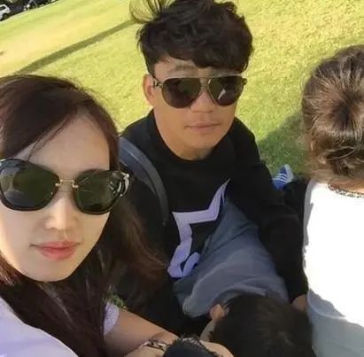 马蓉王宝强离婚后首次同框！王宝强展现父爱，放下恩怨为女儿毕业典礼护航！