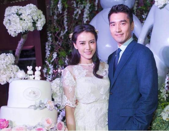 高圆圆赵又廷合体接娃!4岁女儿紧抓爸爸手不放,活泼可爱颜值高