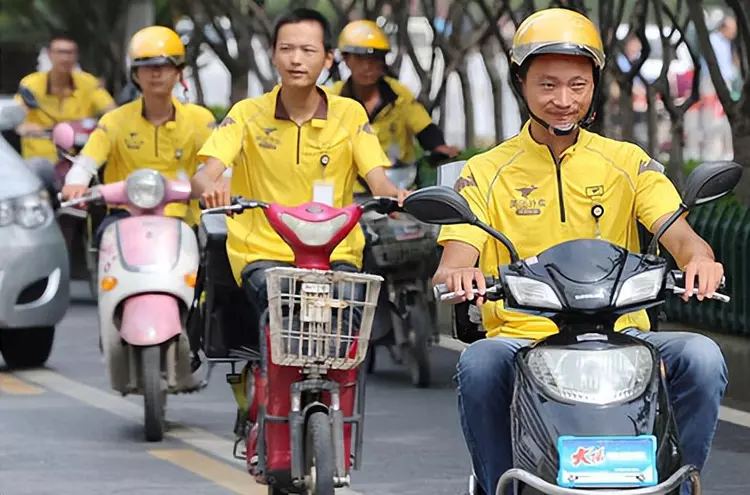 “超8400万人成为外卖员、快递员”:3个危机,或许才刚刚开始!