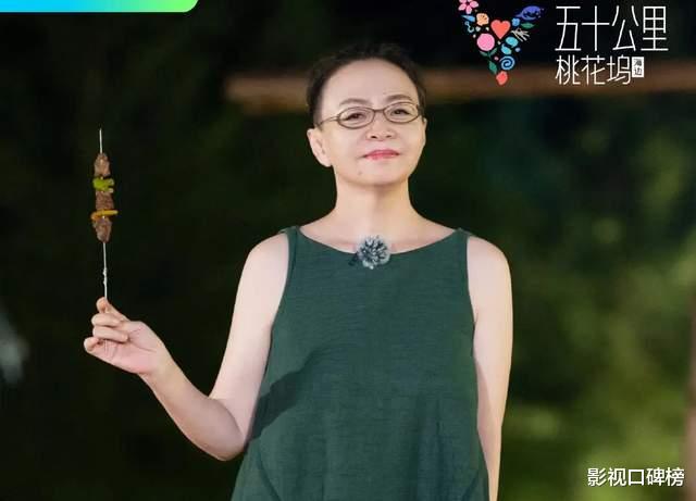 东航|宋丹丹穿着4万元衣服逛商场,年过60岁的她皮肤白皙,年轻又活力