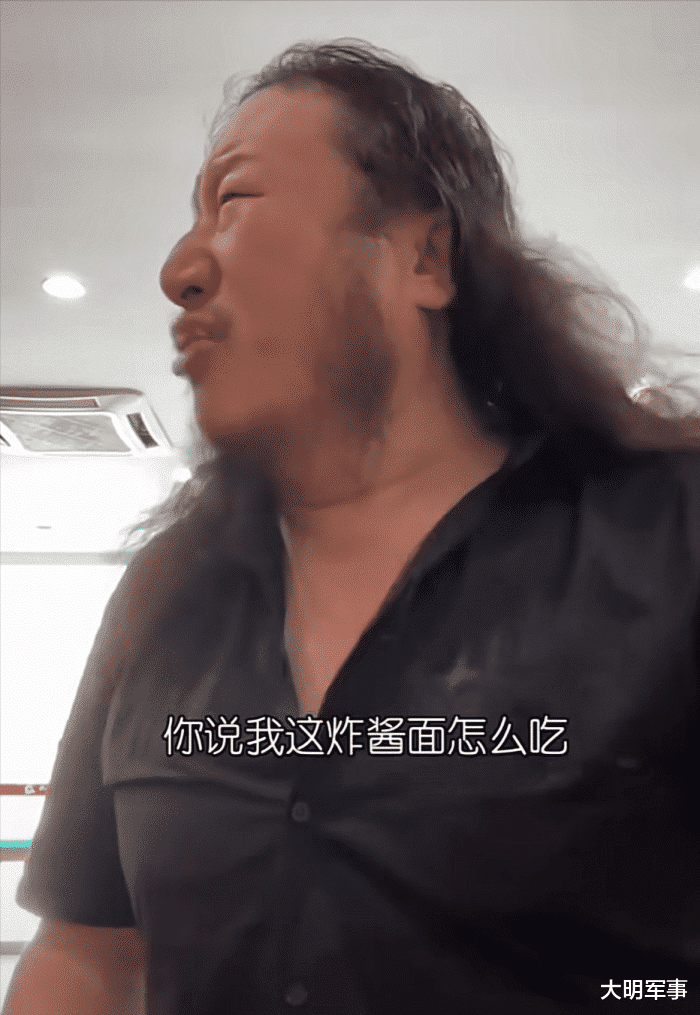 炸酱面|内蒙网红去北京吃炸酱面，只有面没有酱，怒斥老板：你完全可以抢