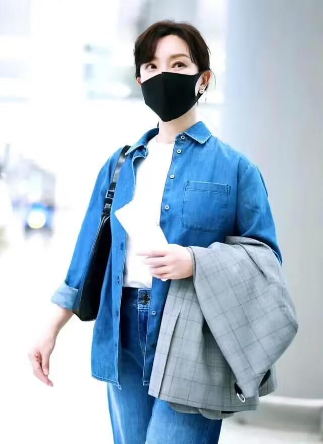 穿衣搭配 陈数厉害了,穿的裤子粗如“水桶”也不显胖,仿佛走路都带风