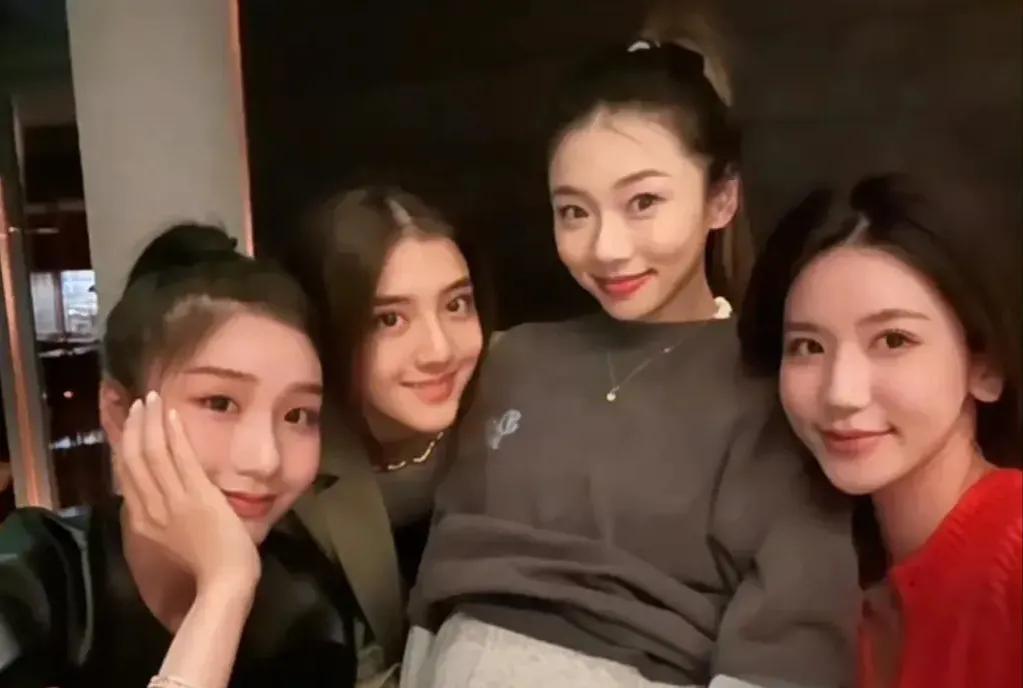 程晓玥|程晓玥待产仍折腾，出门先化妆还踩坡跟鞋，章泽天要刘强东搀扶