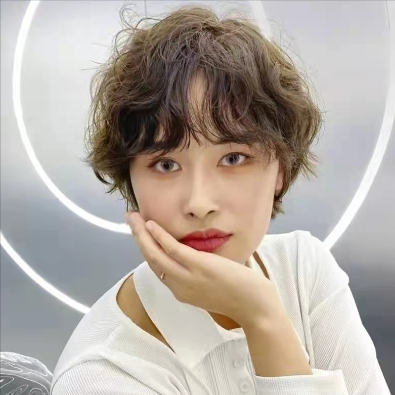 别再纠结!短发显老显年轻,关键看你怎么搭!