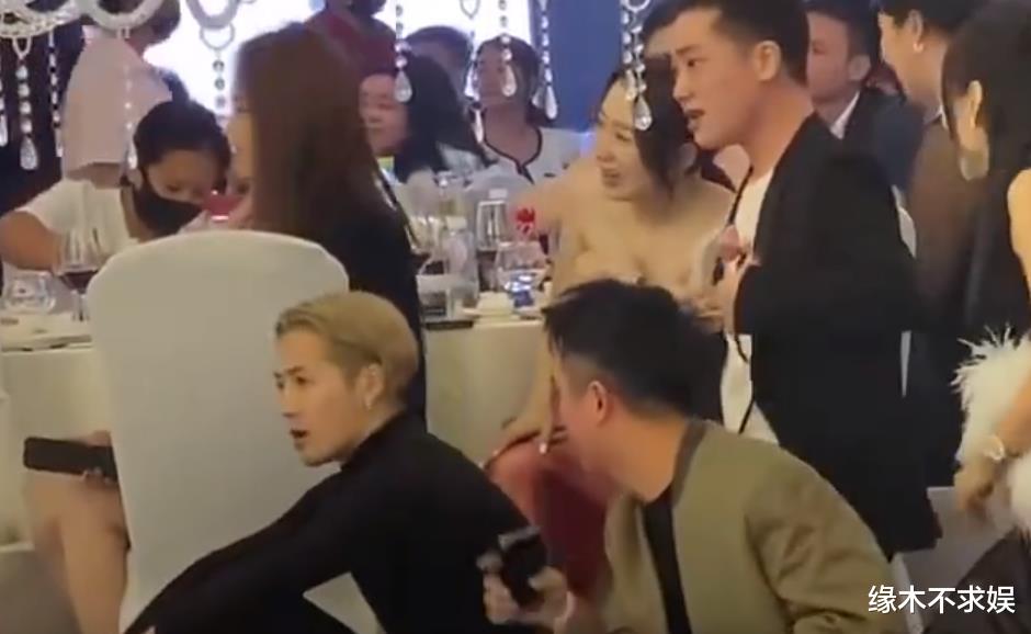 王嘉尔参加朋友婚礼,行为举止被吐槽,温州酒席菜色引争议!