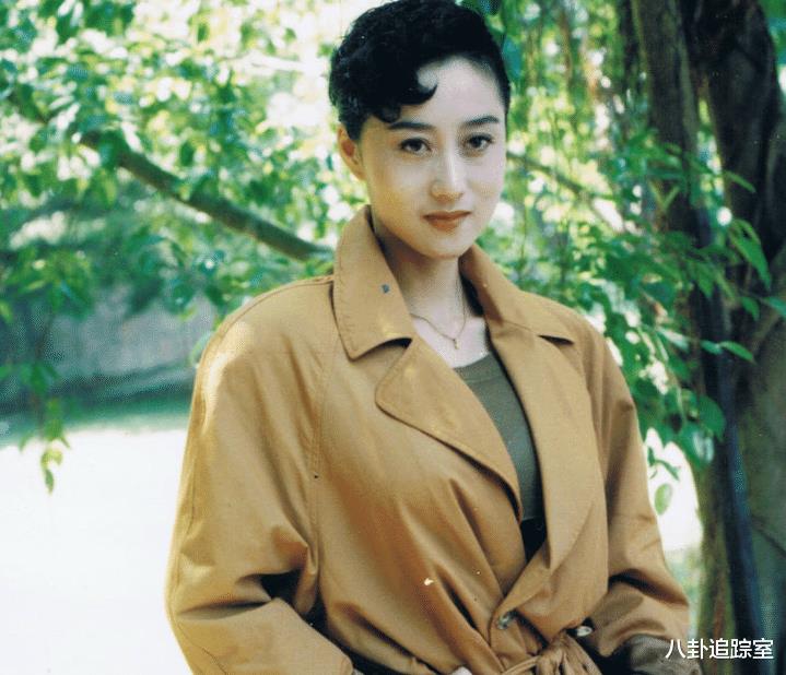 利智|61岁利智罕露面，皮肤松弛双颊下垂似妇女，与友人同吃蛋糕超放松