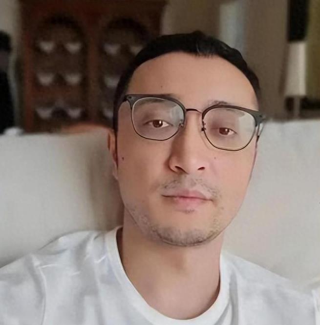 尼格买提：我30岁迎娶帕夏古丽，结婚9年没生孩子，风光背后有泪水