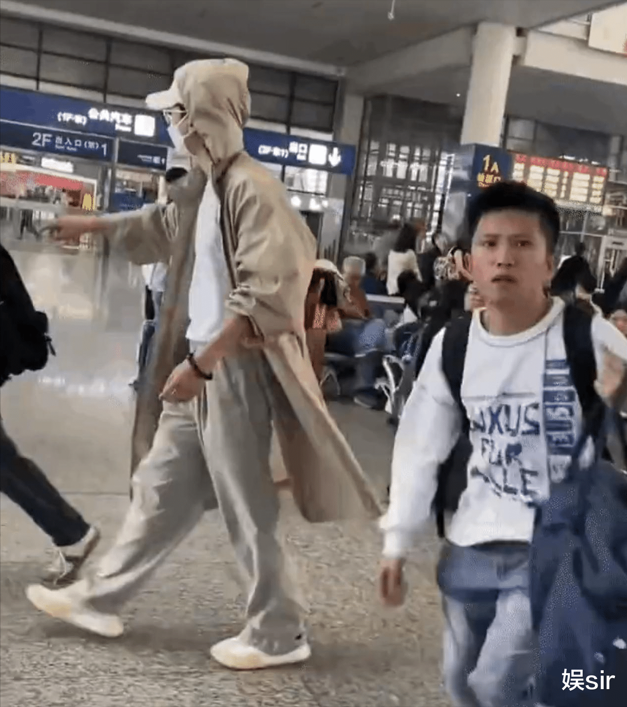 谢娜|张杰谢娜助理打手机事件升级,助理更多黑历史被扒,怪不得那么狂