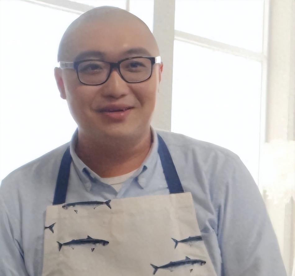 他竟然是蔡明的儿子,年近四十未婚未育,是蔡明的骄傲更是最大心病