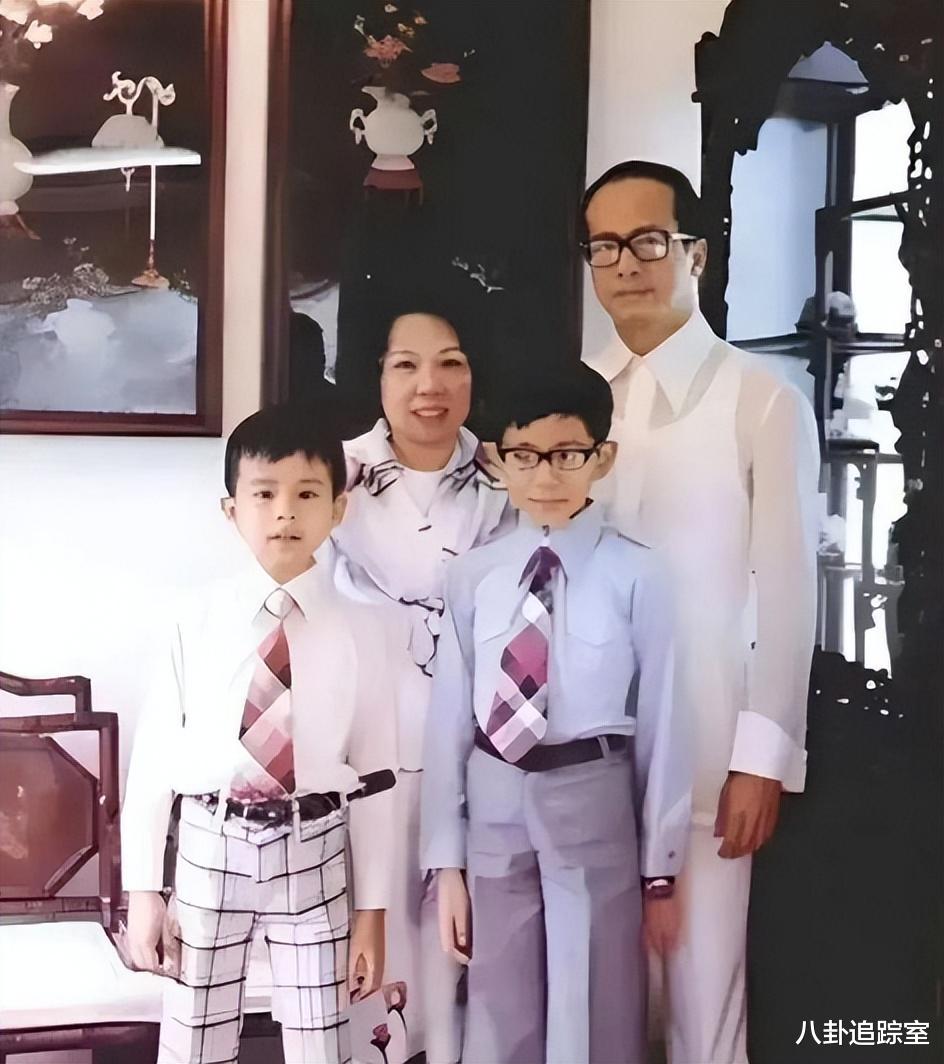 曝梁洛施李泽楷秀恩爱!同爬莲花山为李嘉诚祈福,三儿子陪伴在侧