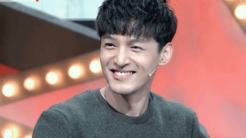 明星在资本面前有多卑微，杨幂被搂腰，张艺谋酒局被推一声不敢吭