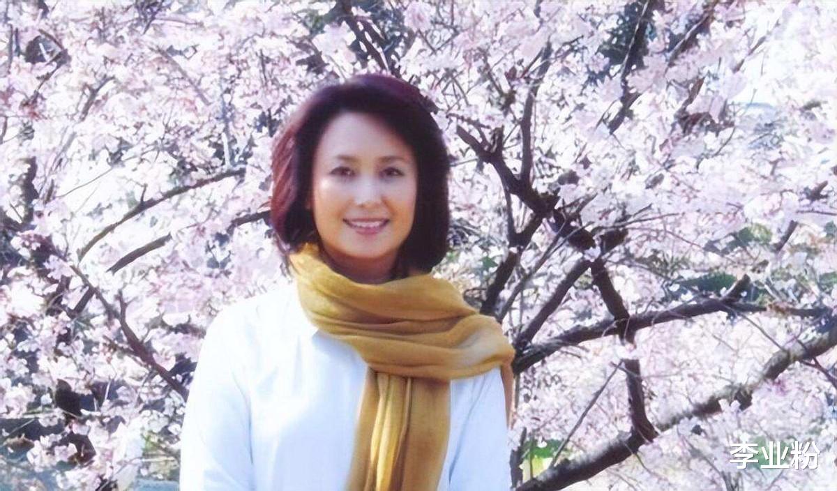 长裙 “第一青衣”左翎：短发时尚、衣品高级，优雅老去才是真的美